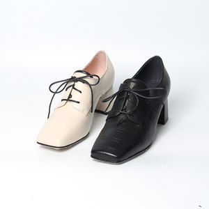 xph鞋品荟2022春季新款方头系带粗跟纯色女单鞋300947