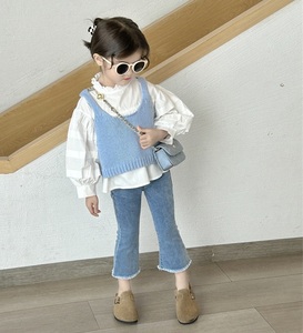 春季女童洋气穿搭儿童灯笼袖白衬衫+蓝色针织马甲+牛仔喇叭裤套装