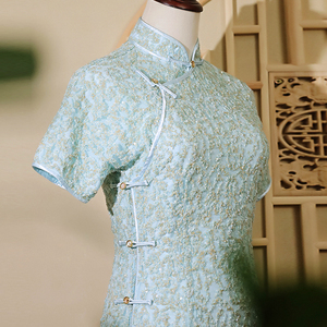 2022飞什夏新司藤淡蓝色优雅亮钻珠片加真丝内衬旗袍婚礼宴会礼服