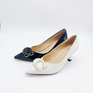 22d03180莎莉娅2022春季新款时尚中跟尖头漆皮浅口单鞋女鞋细跟