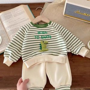 新生儿超萌套装0-5岁春季韩国服装宝宝条纹恐龙卫衣卫裤两件套