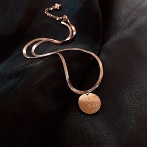 字母圆牌钛钢项链女韩版锁骨链脖子网红潮流首饰吊坠流行饰品