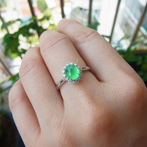 节日特惠玻璃种木那阳绿翡翠蛋面戒指18k金镶嵌钻石指环戒子珠宝