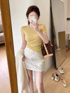 韩系职业女性时尚套装夏季新款辣妹修身黄色T恤波点包臀裙两件套