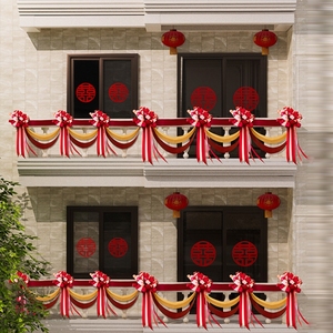 结婚外景布置婚礼家庭装饰房子外面阳台栏杆围栏楼梯扶手拉花彩带