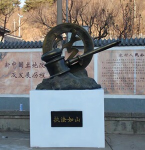 玻璃钢仿铜法槌雕塑法治廉政主题公平正义执法锤法院公园景观摆件