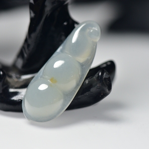 冰糯种天然翡翠玉雕豆子吊坠福豆飘黄翡四季豆男女款玉坠