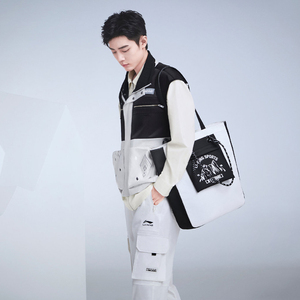 中国李宁肖战同款背包男2022春季新款即秀即卖单肩斜跨包abds130