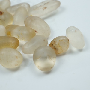 马达加斯加水冲石籽料椭圆形手把件挂件黄皮水晶摆件金色橘色黄色