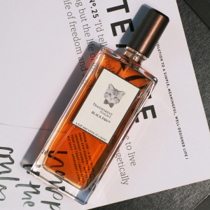 风情不风骚的俏妇 媚而内敛几分妖娆 黑爪林之妩媚香水 药感甜香