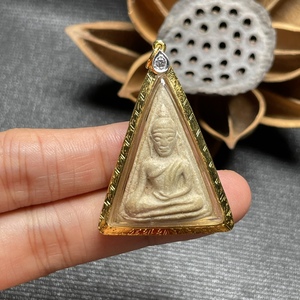 龙婆贵 女王佛 南帕亚 2521年 粉质 金壳带卡 泰国佛牌2