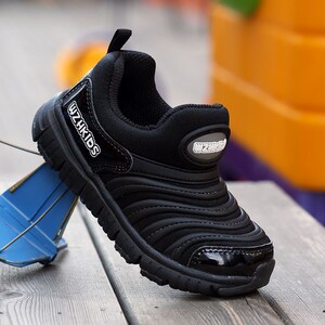 红星鸿星尔特黑色男童鞋2021春夏季新品儿童运动鞋潮3-5岁毛毛虫