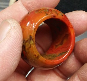天然战国红玛瑙扳指指环 规格:内径22mm*壁宽22mm*壁厚7.5mm
