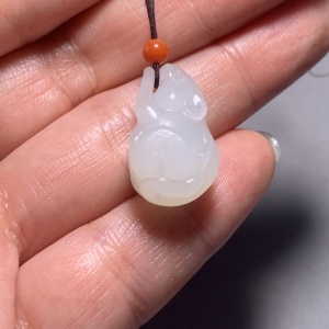新疆和田玉白玉籽料苏工雕刻立体生肖老鼠吊坠挂件手机链子玉留皮
