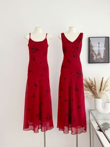小君布兰妮 旷野蔷薇 清冷感浪漫印花吊带裙红色斜裁垂感连衣裙