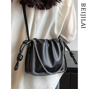 黑色水桶包包女式2024新款流行高级感轻奢小众设计师夏天斜挎小包