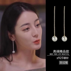 周大福焕美迪丽热巴同款简约珍珠耳环女小众设计长款925纯银耳钉