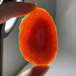 天然橘色玛瑙片吊坠女款diy项链毛衣链胸针原石加色款已打孔