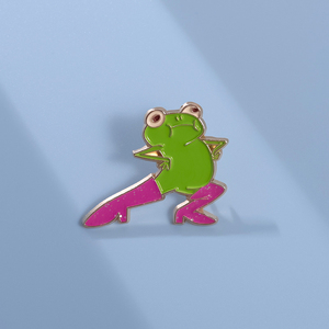 傲娇的粉红靴子青蛙胸针动物金属徽章学生衣服包别针配饰挂件勋章