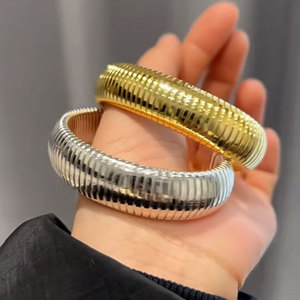 欧美单环宽面弹簧表带开口手镯金属风中古质感镀18K手环潮流时尚