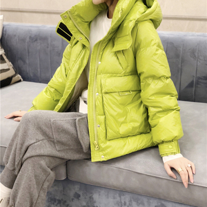 绿羽绒服女