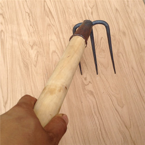 单手拿三齿耙子抓钩钉耙农用花生小耙松土翻土耙子三齿农具小铁耙