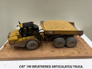 DM 1:50 CAT 745 卡特彼勒铰接式卡车泥泞版合金工程车模型85704