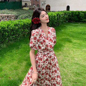 红色花茶歇气质法式收腰连衣裙女2024夏季新款高级感显瘦碎花长裙
