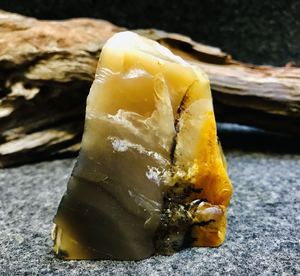 内蒙赤峰巴林石牛角冻福黄冻石黄花冻鸡血石巴林石原石毛料石料