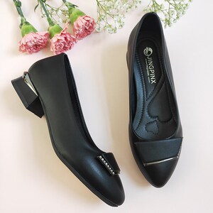 新品意尔康粗跟中年女鞋软底夏季妈妈鞋低跟50岁单鞋鞋子女士皮鞋