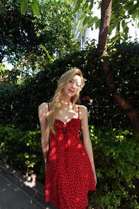 茶歇法式红色波点抹胸吊带连衣裙女夏季度假风性感露背a字短裙子