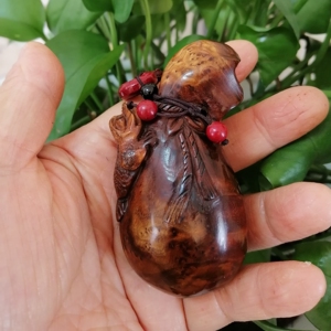 麻梨疙瘩精品手把件,纯手工雕刻,越玩越红,金蟾钱袋子