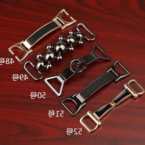 男士皮鞋上的装饰扣