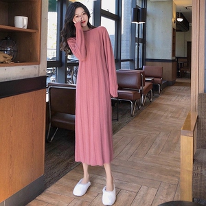 配大衣的针织连衣裙女秋冬气质修身显瘦过膝长款粉色毛衣打底裙子