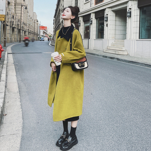 黄绿色呢大衣