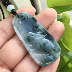 飘蓝花生肖兔牌 天然a货冰种翡翠玉兔吊坠挂件 男士女士款小兔子