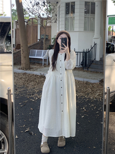 大码女装秋季法式茶歇白色森系设计感纽扣褶皱连衣裙宽松温柔长裙