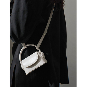 迷你斜挎小包包女式2024夏季新款小众设计精致可爱白色通勤手提包