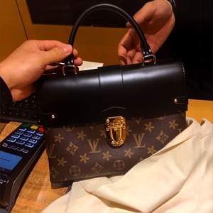 官网lv:vs香港正品2021夏新款戴妃包真皮女包老花拼色邮差包锁扣