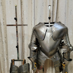 现货-不锈钢制盔甲立架实木底座 可拆卸式欧甲架子 板甲支架包邮