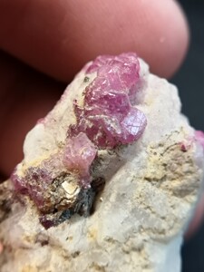 红宝石ruby宝石原石克什米尔产稀有矿物标本晶体宝石之国