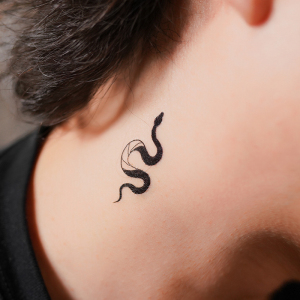 原创小蛇暗黑纹身贴男潮手指纹身贴防水女持久耳后仿真刺青小图案