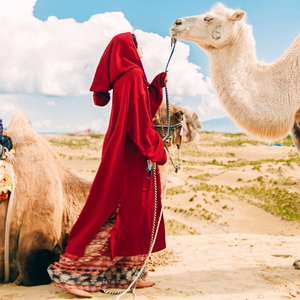 沙漠红裙大西北旅游穿搭斗篷云南女装秋季九寨沟茶卡盐湖拍照衣服