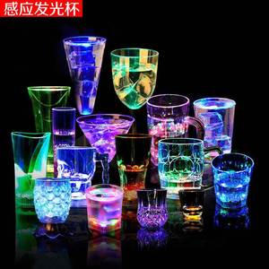 装水就会发光杯LED发光啤酒杯子感应龙杯酒吧氛围感应发光菠萝杯