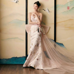 新款影楼新中式新娘拖尾轻婚纱时尚国风白色缎面摄影复古轻奢礼服