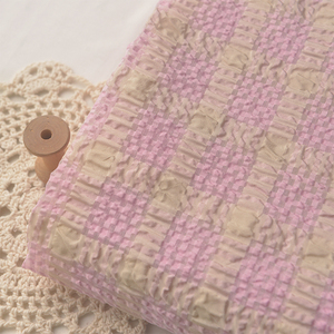 淡米黄底粉色泡泡格聚酯纤维布料  自制上衣长裙茶服窗帘抗皱面料