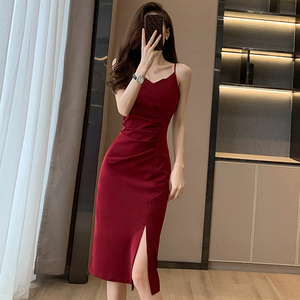 红色吊带连衣裙女秋季高级感2022新款时尚修身气质开叉早秋小裙子