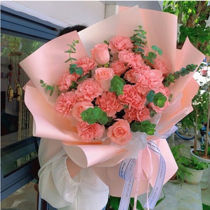 手捧鲜花速递同城花店哈尔滨大庆齐齐哈尔佳木斯生日花康乃馨花束