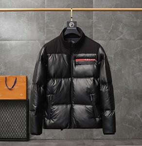 代购prada普拉达21秋冬红标黑色立领短款羽绒服男士时尚保暖夹克