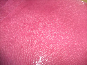 四边直可染色玫红色珍珠鱼软鱼皮皮料服饰箱包手工diy18*20cm